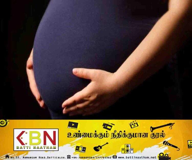 மகனின் குழந்தையை வயிற்றில் சுமந்த தாய்!
