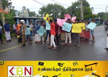 கசிப்பு விற்பனையை ஒழிக்கக் கோரி கல்லடி வேலூரில் ஆர்ப்பாட்டம்!