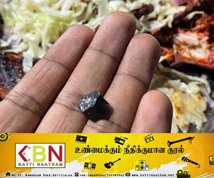 யாழில் உணவகம் ஒன்றில் காத்திருந்த அதிர்ச்சி; உணவினுள் பிளாஸ்டிக் கட்டை!