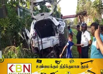 புகையிரதத்துடன் கார் மோதி கோர விபத்து; 4 பேர் ஆபத்தான நிலையில் வைத்தியசாலையில்!