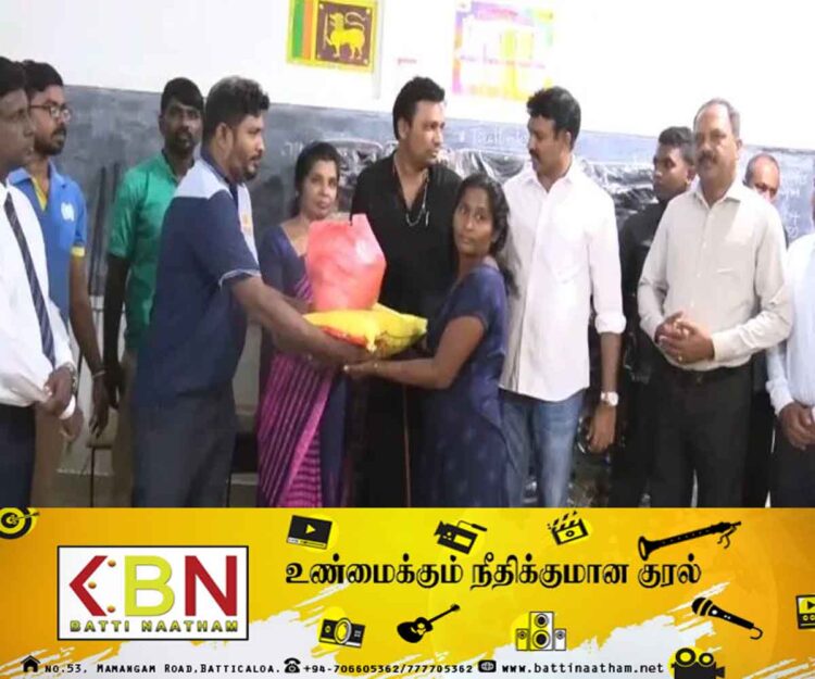 வெள்ளத்தால் பாதிக்கப்பட்டு, இடைத்தங்கல் முகாங்களில் வசிக்கும் மக்களை நேரில் சென்று பார்வையிட்ட கிழக்கு ஆளுநர்!