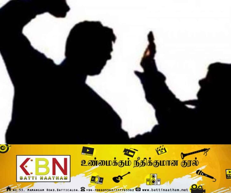 நீதிமன்ற அழைப்பாணையை வழங்கச் சென்ற பொலிஸ் உத்தியோகத்தரின் அந்தரங்க உறுப்பை தாக்கிய இருவர் கைது!