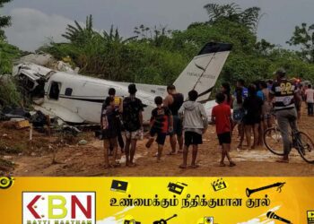 நடுவானில் வெடித்து சிதறிய விமானம்; 5 பேர் உயிரிழப்பு!