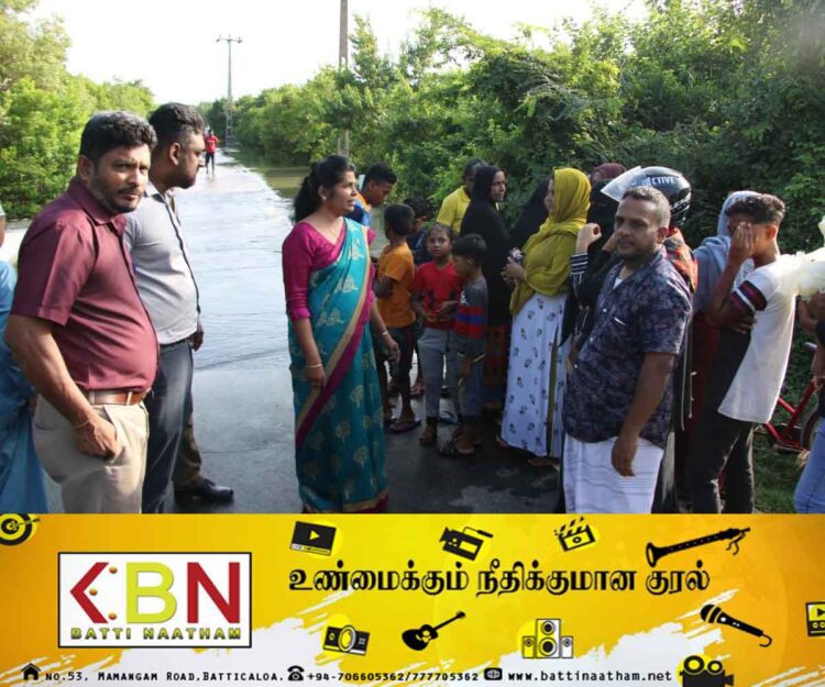 வெள்ள நீர் கடந்து செல்லும் ஆபத்தான இடங்களில் பொது மக்களின் பாதுகாப்பை உறுதிப்படுத்துமாறு பொலிசாருக்கு மாவட்ட அரசாங்க அதிபர் பணிப்புரை!