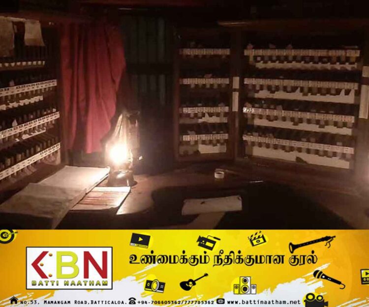 ரயில் நிலையத்தில் மின்சாரம் துண்டிப்பு; குப்பி விளக்குகளுடன் பணியாற்றும் ஊழியர்கள்!