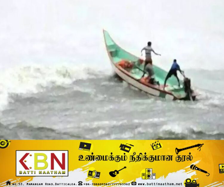 கடலில் இரு சிறுவர்களுடன் ஆபத்தான படகுப் பயணத்தை மேற்கொண்ட குடும்பஸ்தர்; எச்சரித்து சிறுவர்களை மீட்ட கடற்படையினர்!