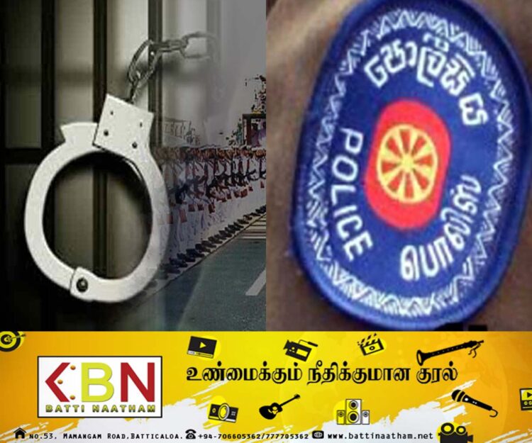 பொலிஸ் சீருடை அணிந்து கொள்ளையிட்ட கடற்படை சிப்பாய்கள் கைது!