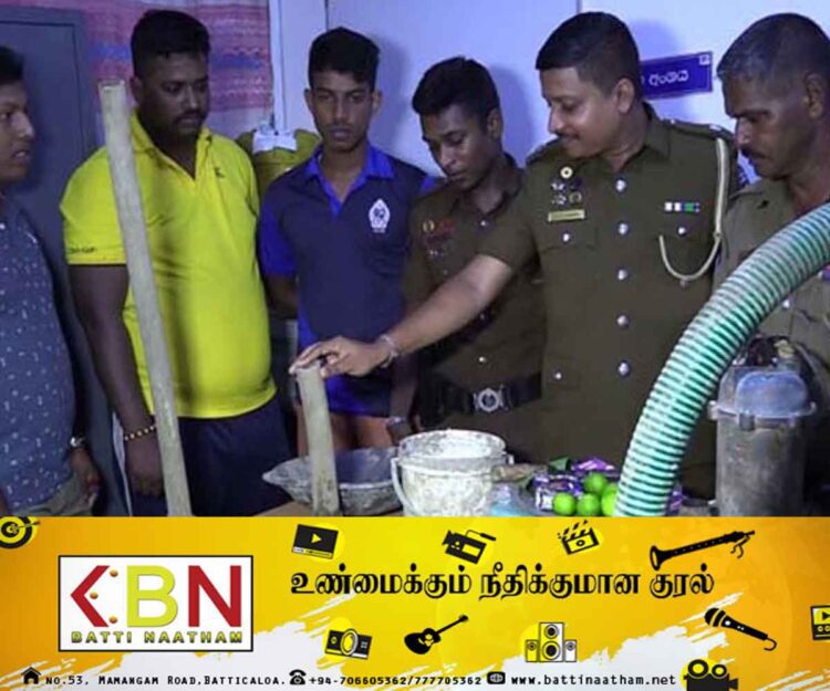 வீடொன்றின் முன்பாக புதையல் தோண்டிய ஒரே குடும்பத்தைச் சேர்ந்த மூவர் உட்பட நால்வர் கைது!