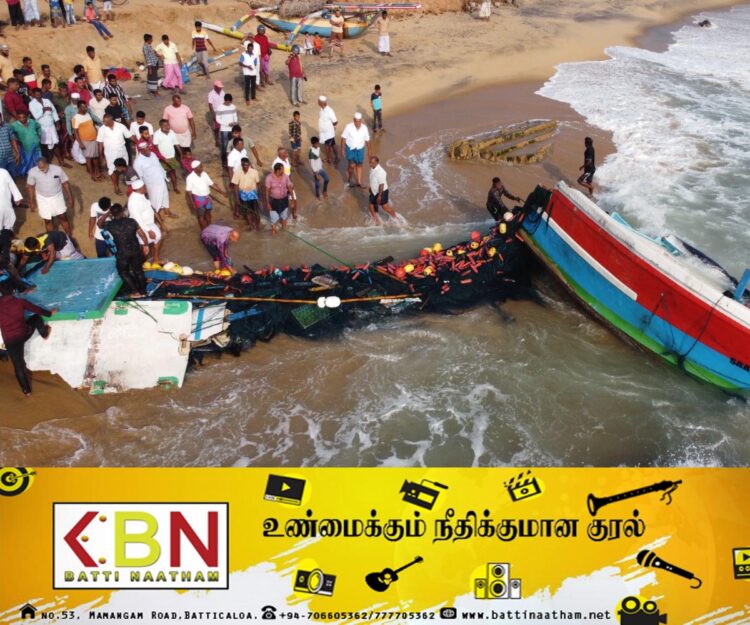 சாய்ந்தமருது கடற்பகுதியில் உடைந்த நிலையில் கரையொதுங்கியுள்ள படகு!