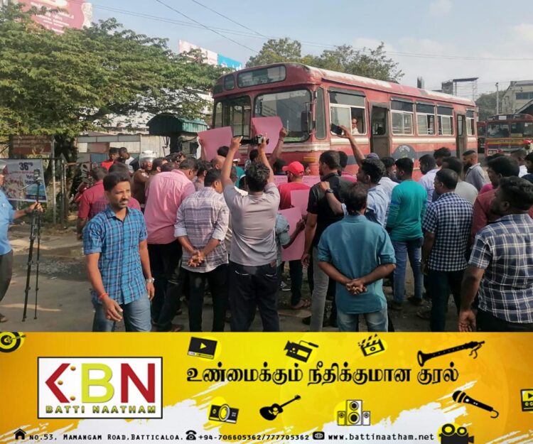 இ.போ.ச பேருந்து நிலையத்தை முற்றுகையிட்ட தனியாா் பேருந்து உரிமையாளா்கள்!