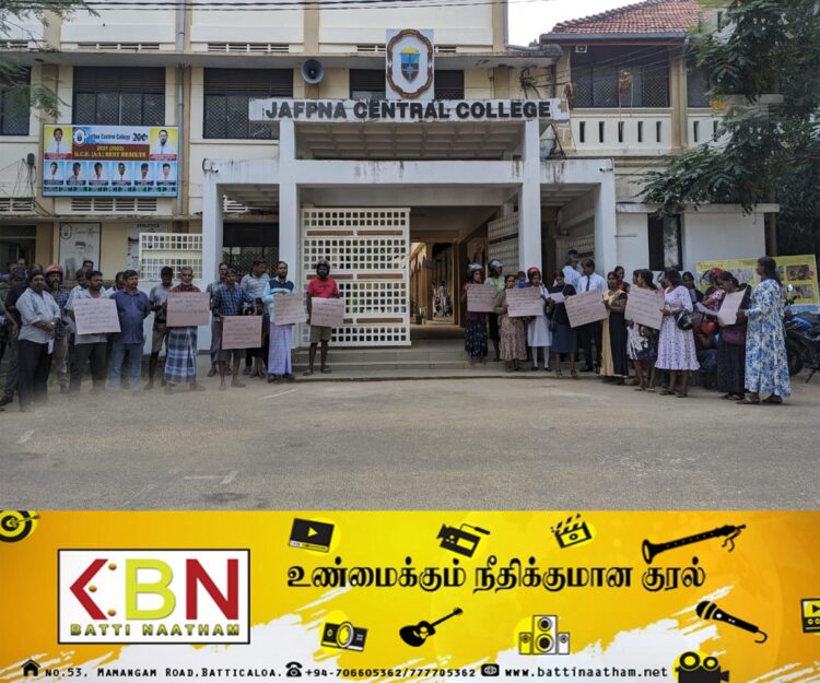 யாழ் பிரபல ஆண்கள் பாடசாலைக்கு பெண் அதிபர் நியமிக்கப்பட்டதற்கு எதிர்ப்பு தெரிவித்து போராட்டம்!