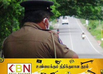 மரத்தின் கீழ் சிறுநீர் கழித்துக் கொண்டிருந்த பொலிஸ் பரிசோதகர் மீது தாக்குதல்!