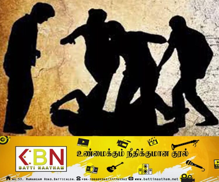 யாழில் வீதி மின்குமிழ்களை களவாட முயன்ற கும்பல்; தடுத்த பிரதேச சபை முன்னாள் உறுப்பினர் மீது தாக்குதல்!