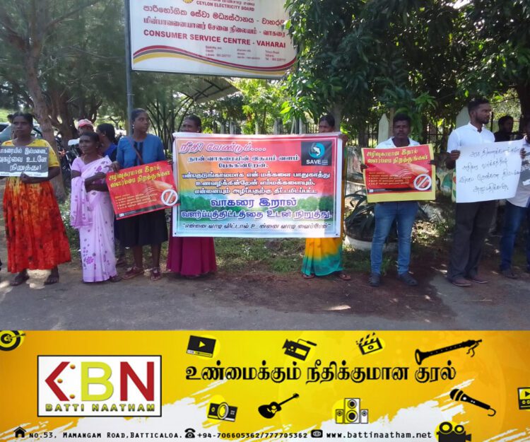 வாகரை பிரதேச செயலகத்தில் அபிவிருத்தி குழு கூட்டம்; பிரதேச செயலகத்துக்கு முன்பாக பொதுமக்கள் கவனயீர்ப்பு போராட்டம்!