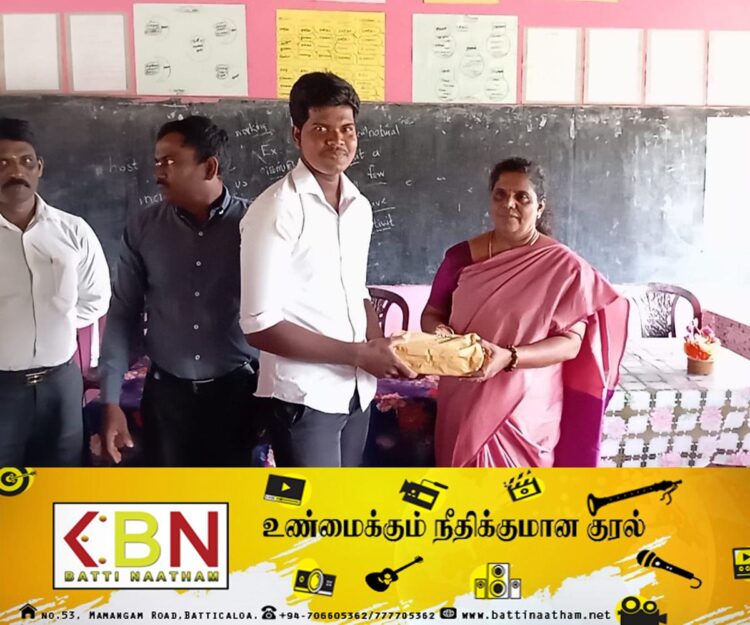 வவுணதீவில் பாடசாலை மாணவர்களுக்கு அப்பியாசக் கொப்பிகள் வழங்கிவைப்பு!