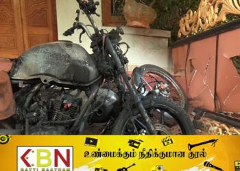 யாழ் வீடொன்றின் மீது தாக்குதல்; மோட்டார் சைக்கிளும் தீயிட்டு எரிப்பு!