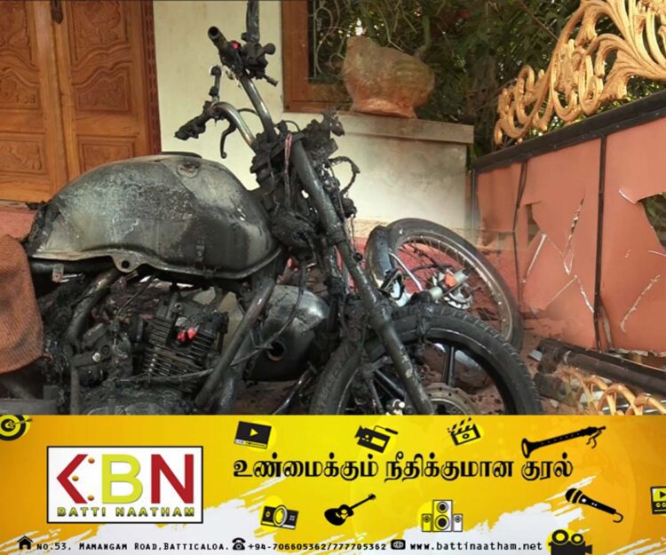யாழ் வீடொன்றின் மீது தாக்குதல்; மோட்டார் சைக்கிளும் தீயிட்டு எரிப்பு!