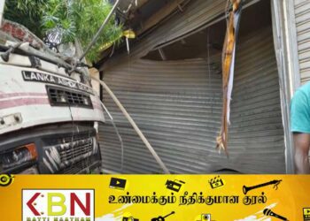 நல்லூர் ஆலயத்திற்கு முன்பாக விபத்து; கடையை மோதி நின்ற லொறி!