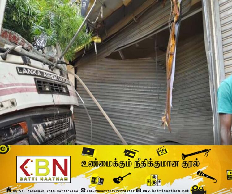 நல்லூர் ஆலயத்திற்கு முன்பாக விபத்து; கடையை மோதி நின்ற லொறி!
