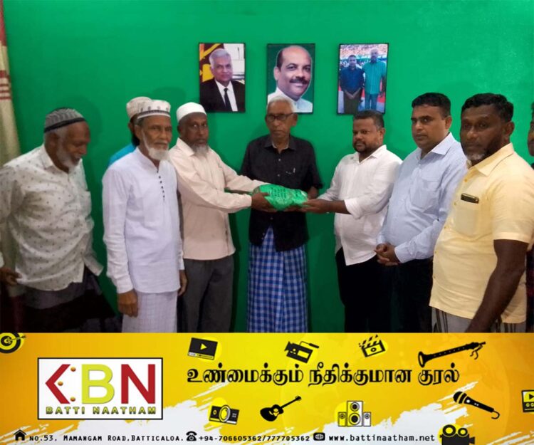 ஜனாதிபதியின் பிறந்தநாளை முன்னிட்டு கல்குடா ஐக்கிய தேசிய கட்சி அலுவலகத்தில் உலர் உணவுப் பொதிகள் வழங்கும் நிகழ்வு!