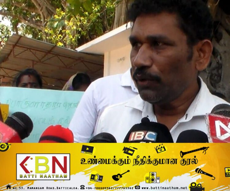 பட்டிருப்பு வலயக் கல்விப்பணிப்பாளரின் இடமாற்றத்திற்கு எதிர்ப்பு தெரிவித்து போராட்டம்!