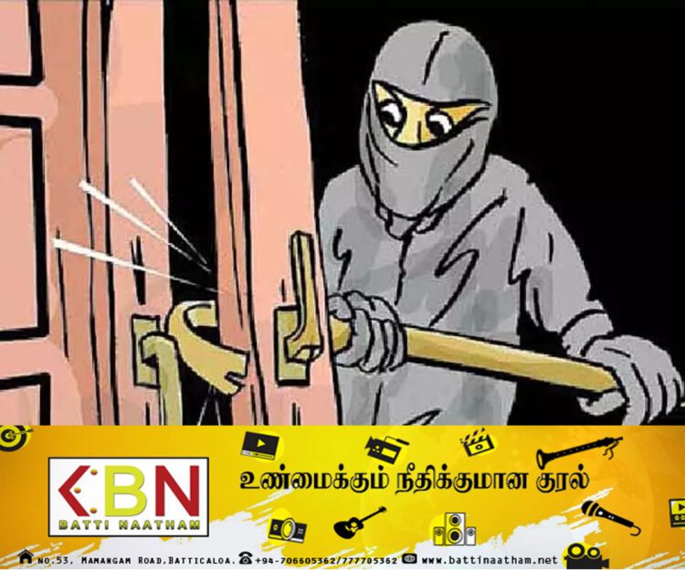 மக்களுக்கு கொடுக்க வைத்திருந்த இலவச அரிசியை திருடிய இளம் தம்பதி!