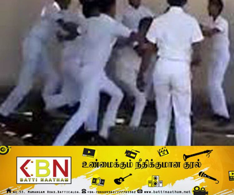 பரீட்சை வளாகத்திற்குள் அத்துமீறி நுழைந்து மாணவர்களை தாக்கிய தாய்!