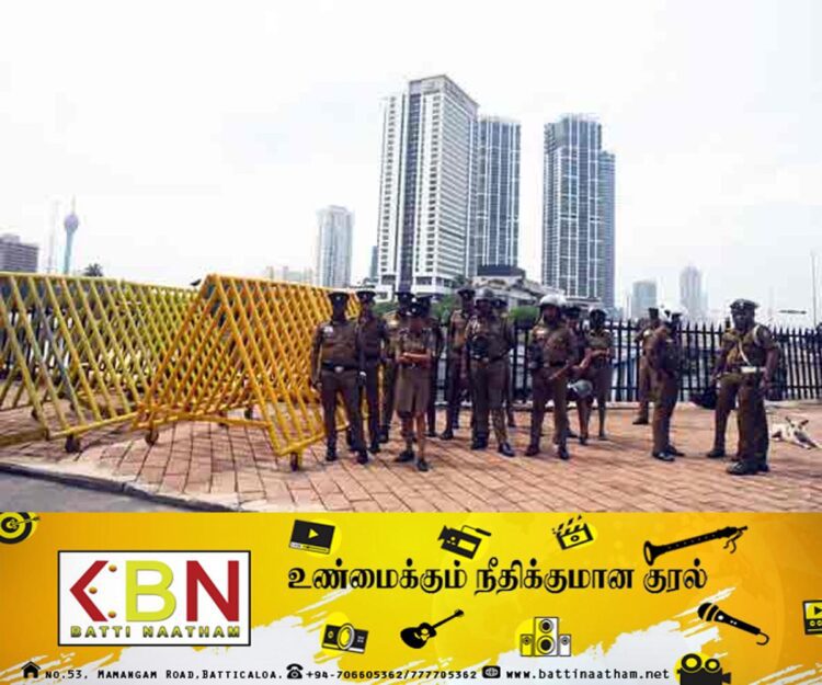 ஜனாதிபதி செயலகத்திற்கு அருகில் குவிந்த ஆர்ப்பாட்டக்காரர்கள்!