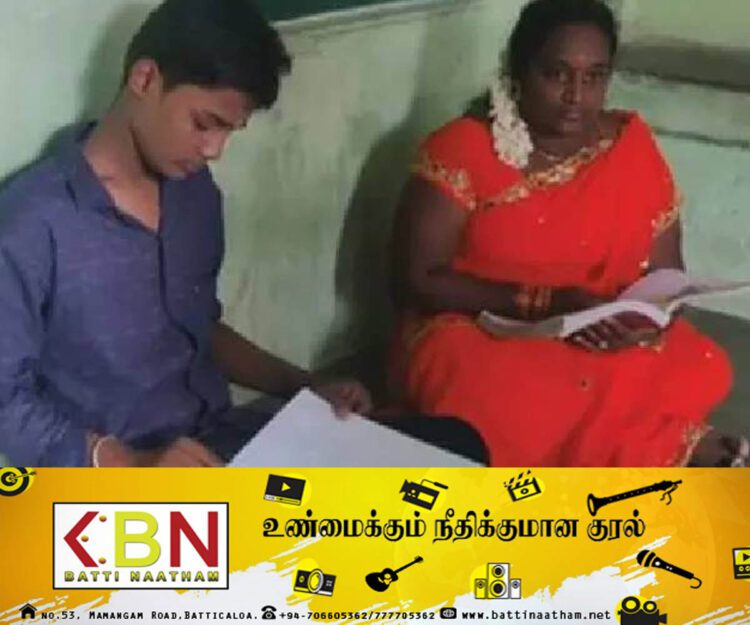 தாயும் மகனும் 10ம் வகுப்பு பொதுத்தேர்வில் சித்தி!