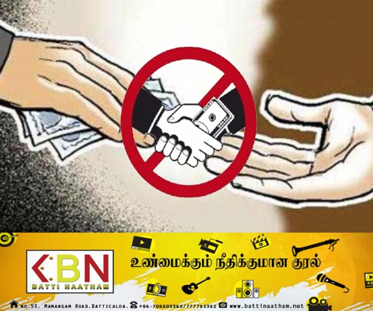 விடுதியிலிருந்த தம்பதியினரிடம் இலஞ்சம் பெற்ற பொலிஸார் பணி இடைநீக்கம்!