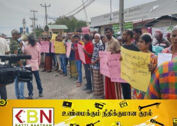 நடைபா​தை வியாபாரத்தை தடை செய்; திருகோணமலை பொதுச் சந்தை வியாபாரிகள் ஆர்ப்பாட்டம்!