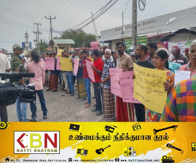 நடைபாதை வியாபாரத்தை தடை செய்; திருகோணமலை பொதுச் சந்தை வியாபாரிகள் ஆர்ப்பாட்டம்!