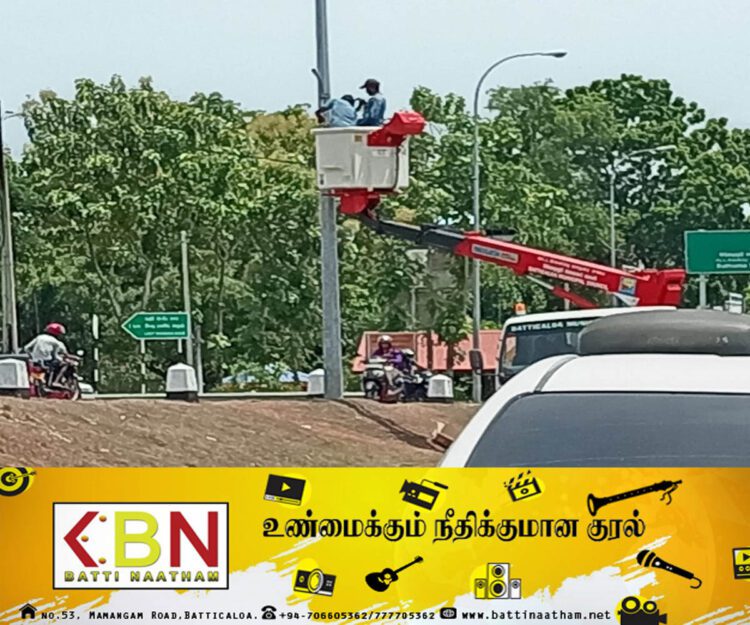 மட்டு நகரில் ஒளிராதிருந்த வீதி மின் விளக்குகளை மீண்டும் ஒளிரச் செய்த ஆணையாளர்!