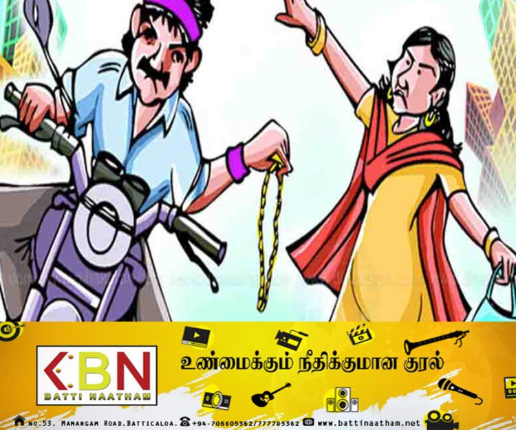 பெண்ணின் தங்க சங்கிலியை அறுக்க முயன்ற பொலிஸார் பொதுமக்களால் மடக்கி பிடிப்பு!