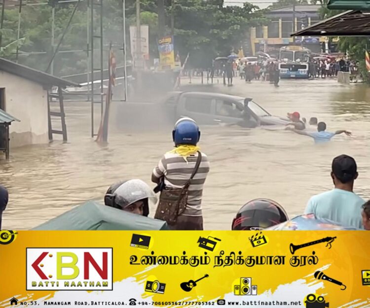 வௌ்ளநீரில் சிக்குண்ட கப் ரக வாகனத்தையும், சாரதியையும் மீட்ட இளைஞர்கள்!