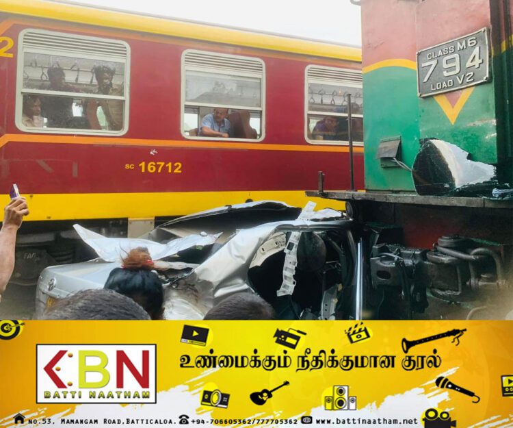 கார் மீது ரயில் மோதியதில் இருவர் பலி!