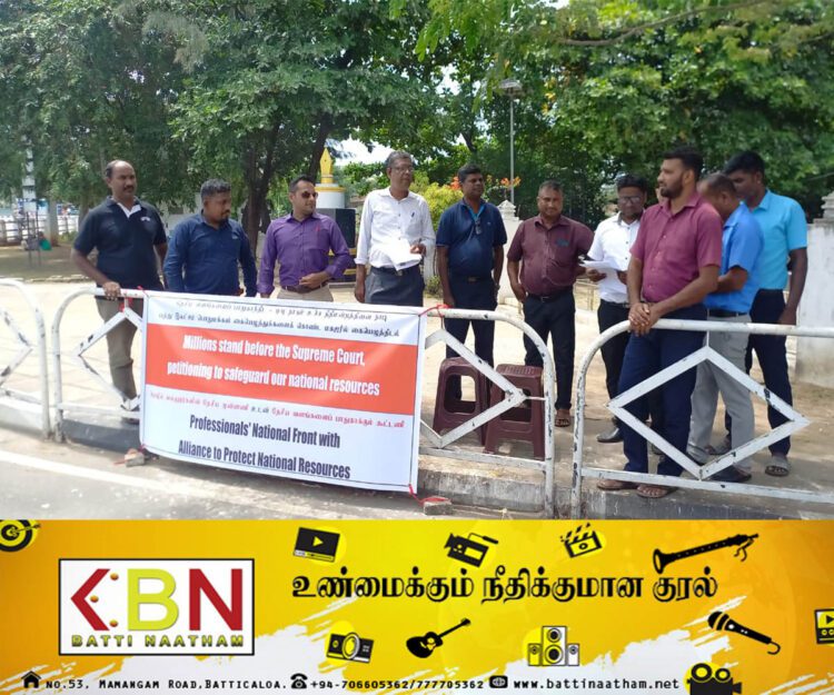 மட்டு காந்தி பூங்கா முன்பாக கையெழுத்து வேட்டை!