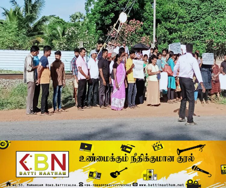 பாதுகாப்பற்ற புகையிரத கடவையினை புனரமைக்ககோரி கிளிநொச்சியில் மக்கள் போராட்டம்!