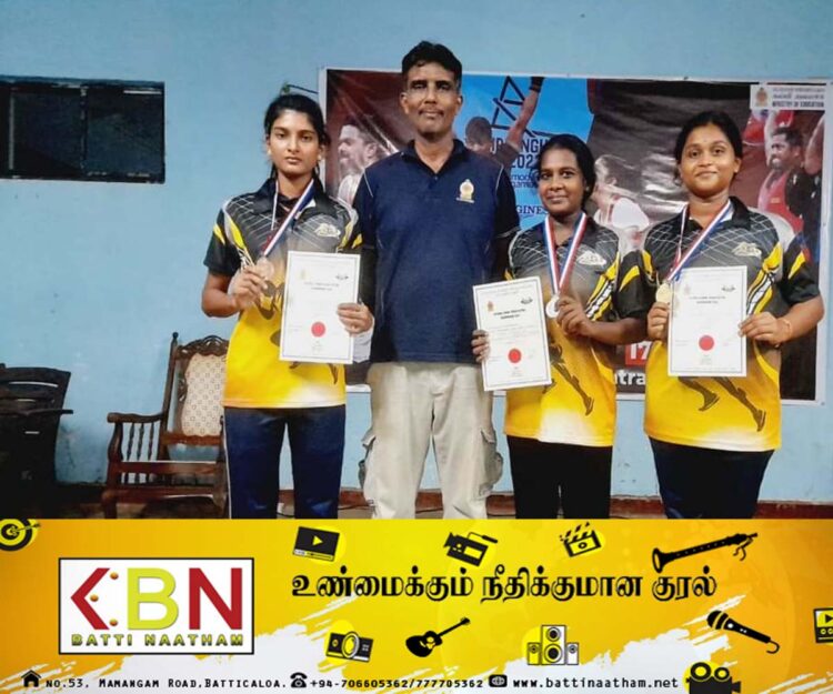 பளு தூக்கும் போட்டியில் மூன்று இடங்களையும் தன்வசமாக்கிய திருகோணமலை சண்முகா இந்து மகளிர் கல்லூரி மாணவிகள்!