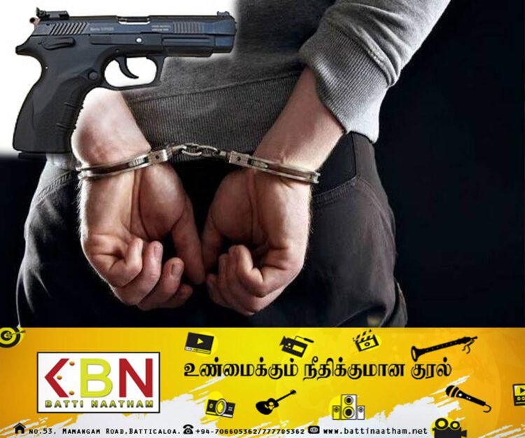 பொலிஸ் நிலையத்தில் கைத்துப்பாக்கியை திருடிய பொலிஸார் கைது!