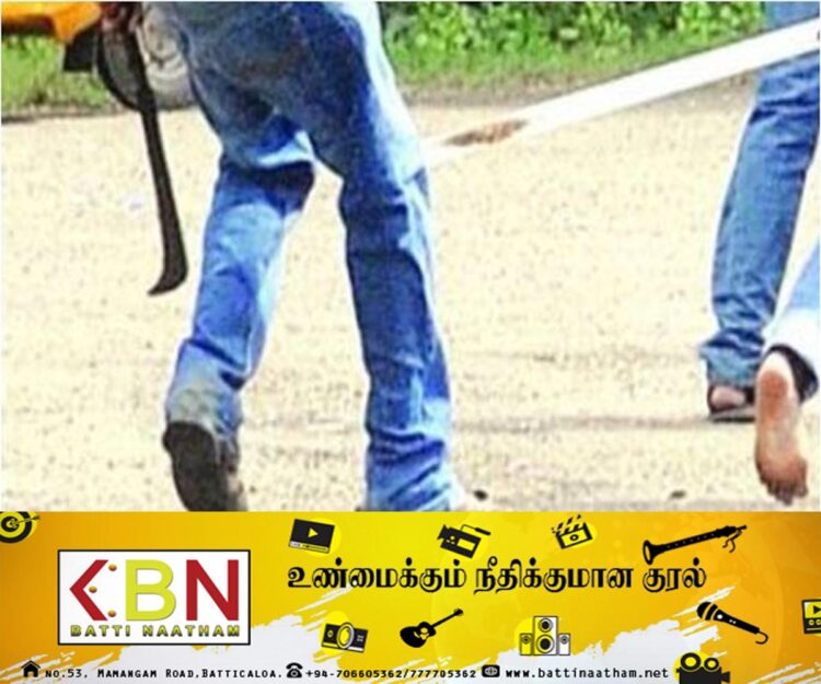 யாழ் பேருந்து சாரதி மற்றும் பயணி மீது வாள்வெட்டு!