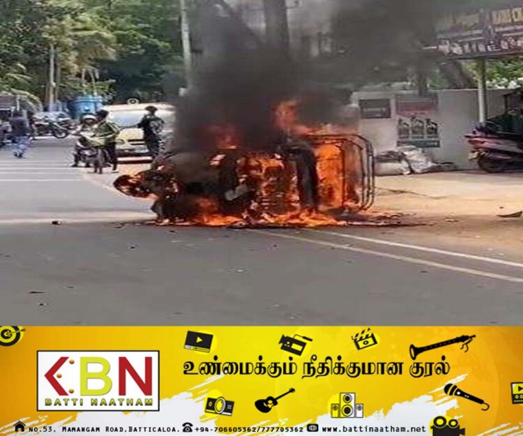 எரிபொருள் நிரப்பிச் சென்ற முச்சக்கர வண்டி தீக்கிரை!
