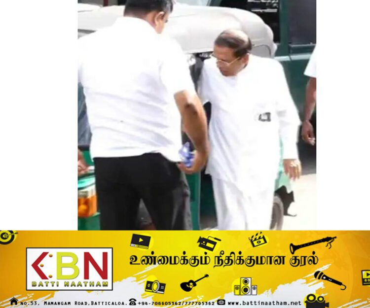 கூட்டத்திற்கு முச்சக்கர வண்டியில் வந்திறங்கிய மைத்திரி!