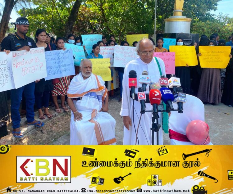 மட்டு காந்தி பூங்கா முன்பாக வேலையற்ற பட்டதாரிகள் போராட்டம்!