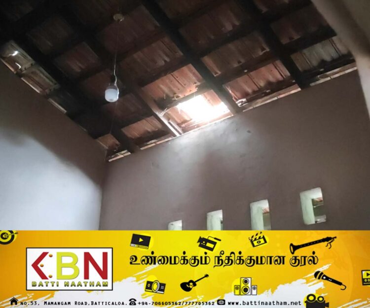 ஓட்டை உடைத்துக்கொண்டு விழுந்த மர்மப் பொருள்; மட்டு காத்தான்குடி பொலிஸ் பிரில் வெடிப்பு சம்பவம்!