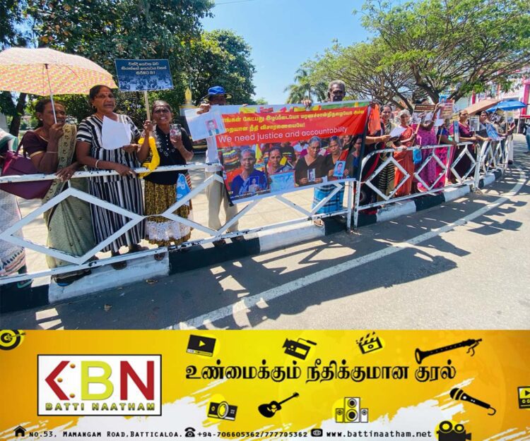 மட்டு காந்தி பூங்காவிற்கு அருகில் வலிந்து காணாமலாக்கப்பட்ட உறவுகள் போராட்டம்!