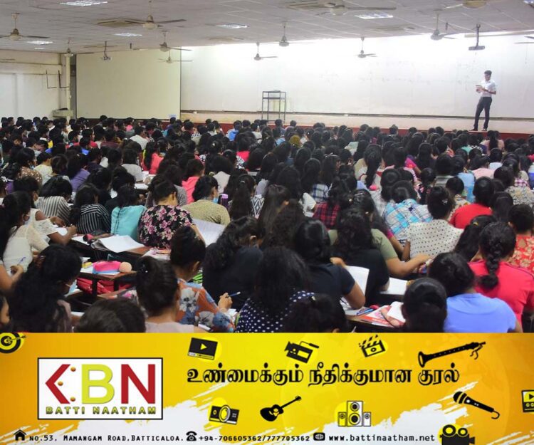 ஆசிரியர்களுக்கு கட்டண வகுப்புகளில் பணியாற்றுவதற்கு தடை விதித்து சுற்றறிக்கை வெளியீடு!
