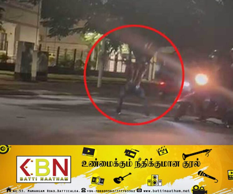 வீதியில் பயணித்தவர்களை வாளால் தாக்கிய நபர் கைது!
