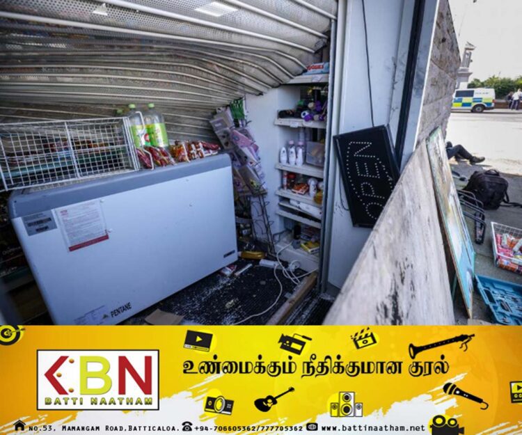 பிரிட்டனில் இலங்கையரின் பல்பொருள் அங்காடியை அடித்து நொறுக்கிய வன்முறை கும்பல்!