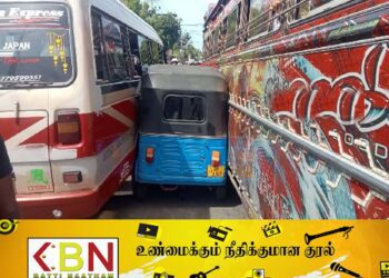 யாழில் இரண்டு பேருந்துகளுக்கு நடுவில் சிக்கிய முச்சக்கரவண்டி!
